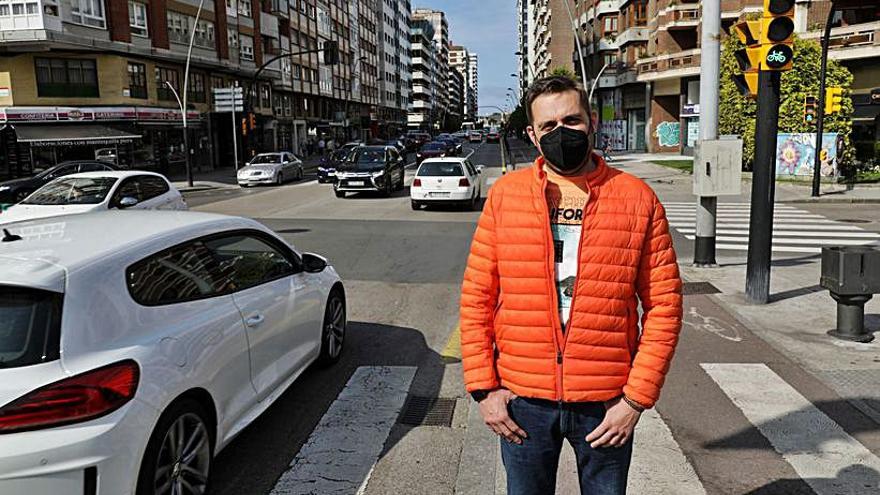 Juanjo Lada, en el cruce de la avenida de la Costa con la avenida de Castilla. 