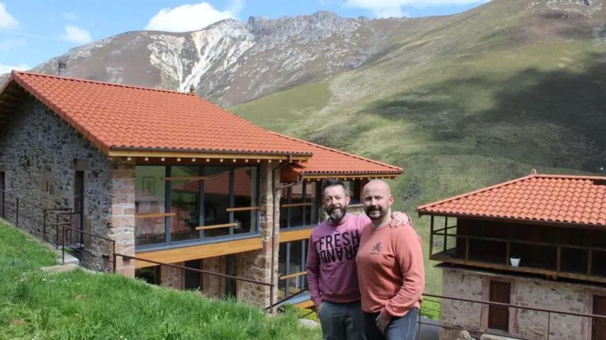 Por la izquierda, Marcos Fernández y Sergio Siverio, en La Azorera (Tineo), con su casa detrás.