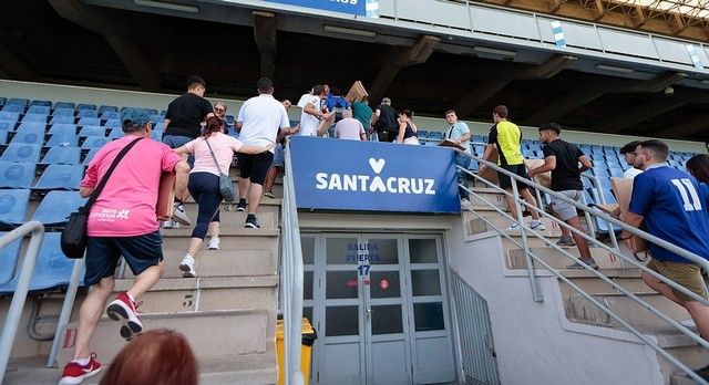 Aliento de la afición a la plantilla del CD Tenerife en el Heliodoro antes del partido ante el Girona