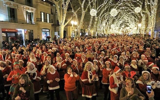 Hunderte Weihnachtsmänner tanzen in Palma