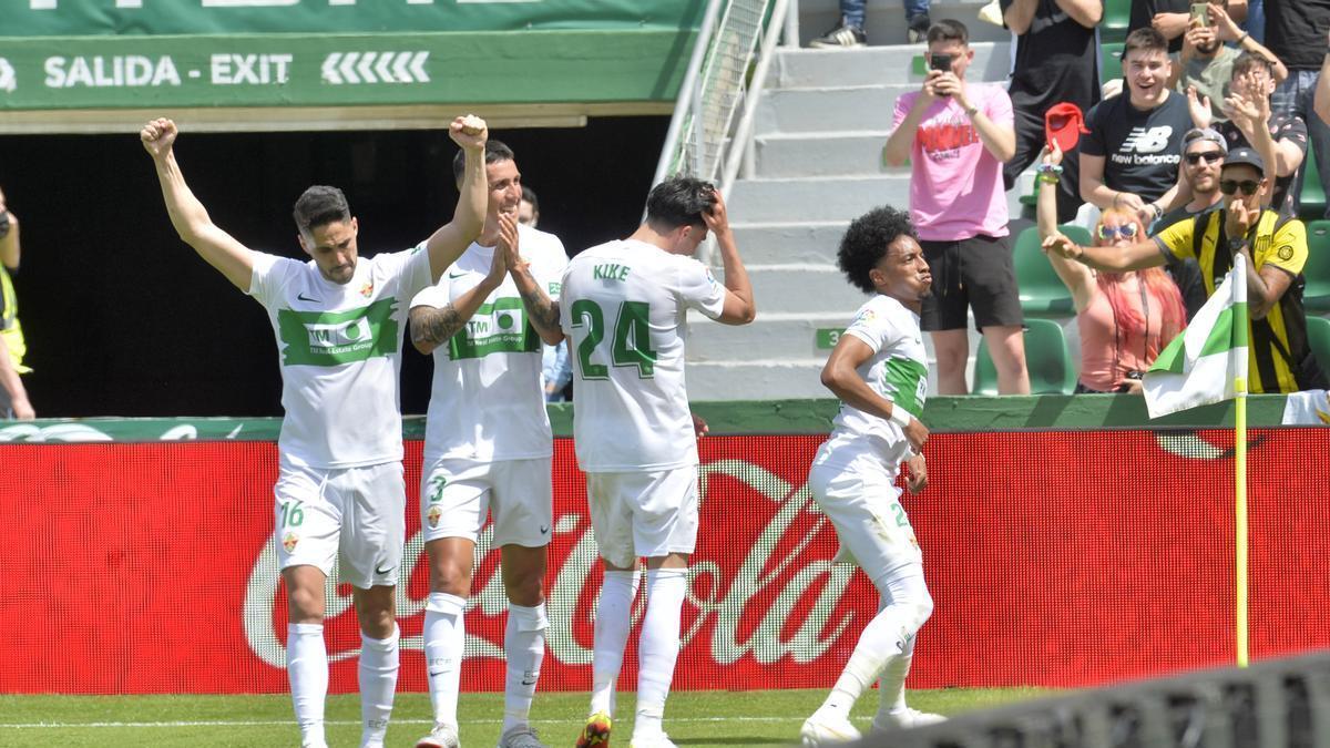 Mojica celebra bailando con la afición el primer gol y Fidel levanta los brazos