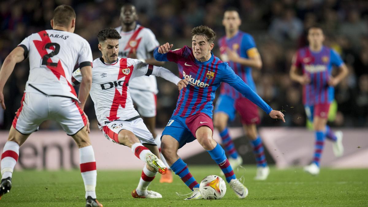 Barcelona 24.04.2022. Deportes. Gavi presionado por Oscar durante el partido de liga entre el FC Barcelona y el Rayo. Fotografía de Jordi Cotrina