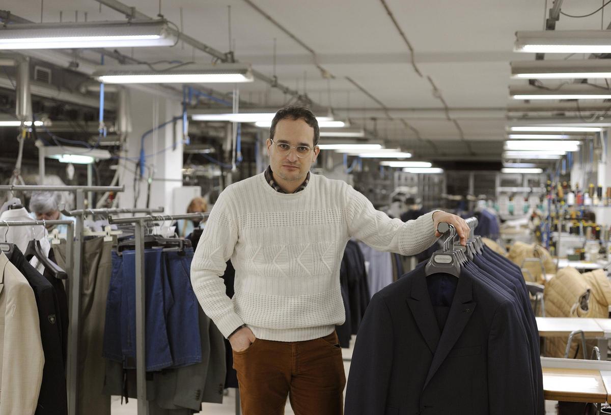 FLORENTINO TINO CACHEDA HIJO EN SU FÁBRICA TEXTIL EN LALÍN DONDE REALIZARON EL TRAJE CONFECCIONADO PARA XAVI FONT CEREMONIA OSCARS