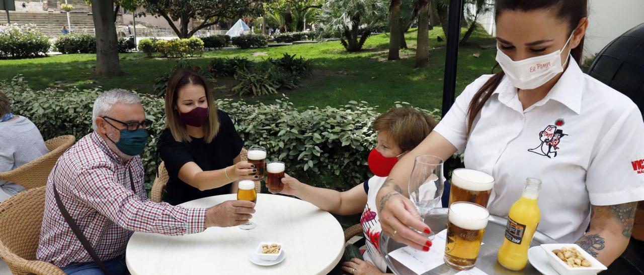 Una trabajadora de hostelería en una terraza de Málaga.