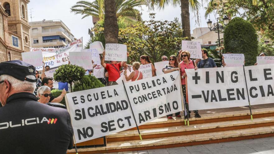 Imagen de la protesta de padres contra Marzà cuando el Consell se reunió en Torrevieja/Foto Tony Sevilla