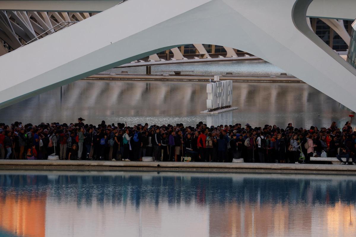Los voluntarios hacen cola para recibir instrucciones sobre cómo organizarse para brindar la mejor ayuda a los afectados por las inundaciones y las fuertes lluvias, en la Ciudad de las Artes y las Ciencias en Valencia, España, el 2 de noviembre de 2024. Los voluntarios hacen cola para recibir instrucciones sobre cómo organizarse para brindar la mejor ayuda a los afectados por las inundaciones y las fuertes lluvias, en la Ciudad de las Artes y las Ciencias en Valencia, España, el 2 de noviembre de 2024.
