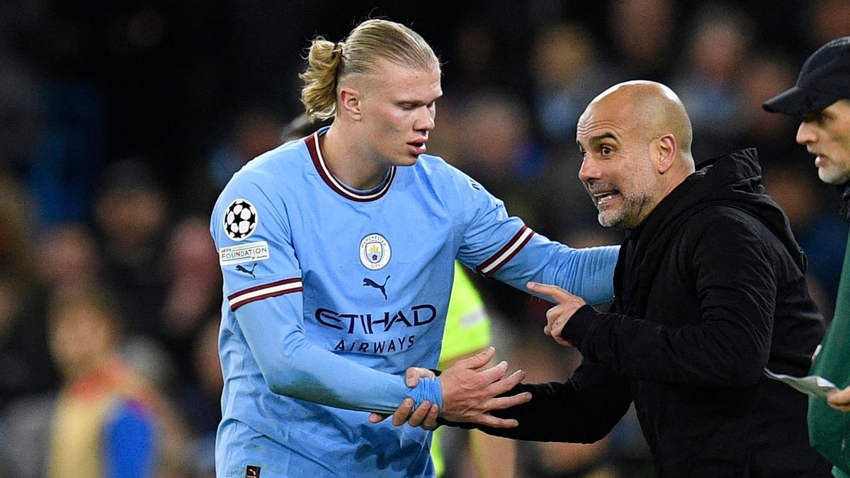 Pep Guardiola charla con Haaland durante el Manchester City-Bayern Múnich de la Champions.