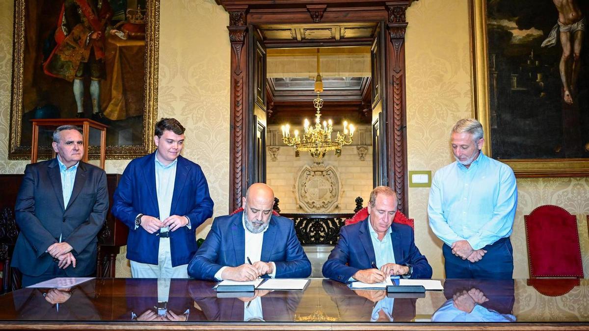 El alcalde Jaime Martínez y el conseller Juan Manuel Lafuente firman el protocolo.