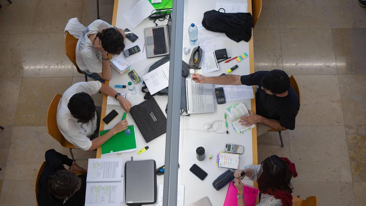 Estudiants en la biblioteca del campus de Tarongers, en una fotografia d’arxiu