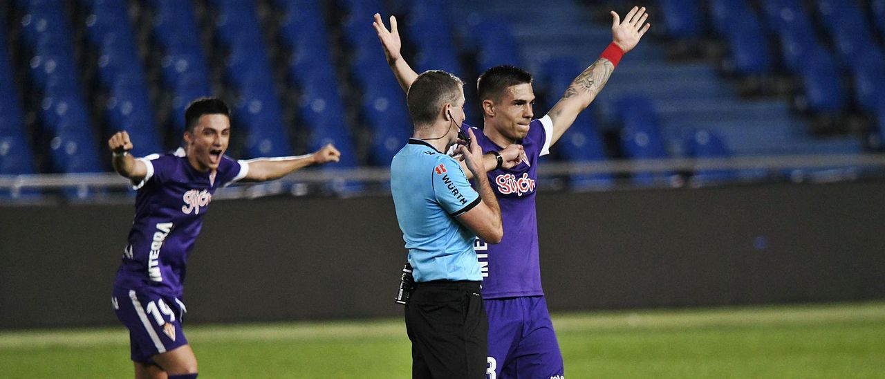 Djuka, con Manu detrás, celebra el 0-2 después de que el VAR confirmara al colegiado Iglesias Villanueva que el tanto era legal. | LOF