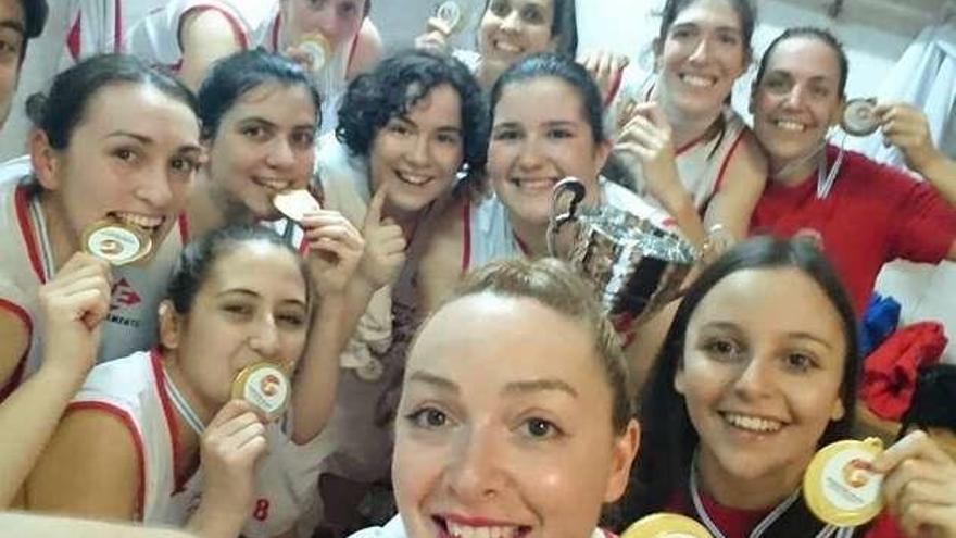 Las estradenses posan con sus medallas.