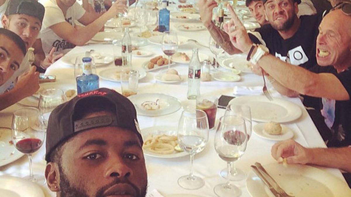 El multitudinario 'selfie' de Alex Song