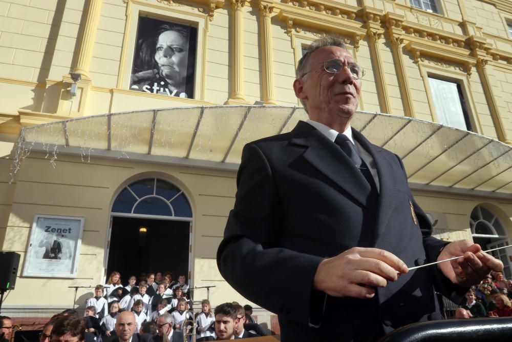 Mil niños de la Fundación Victoria, la Banda Municipal de Málaga y la Escolanía del Corpus Christi ofrecen un concierto navideño frente al teatro malagueño.