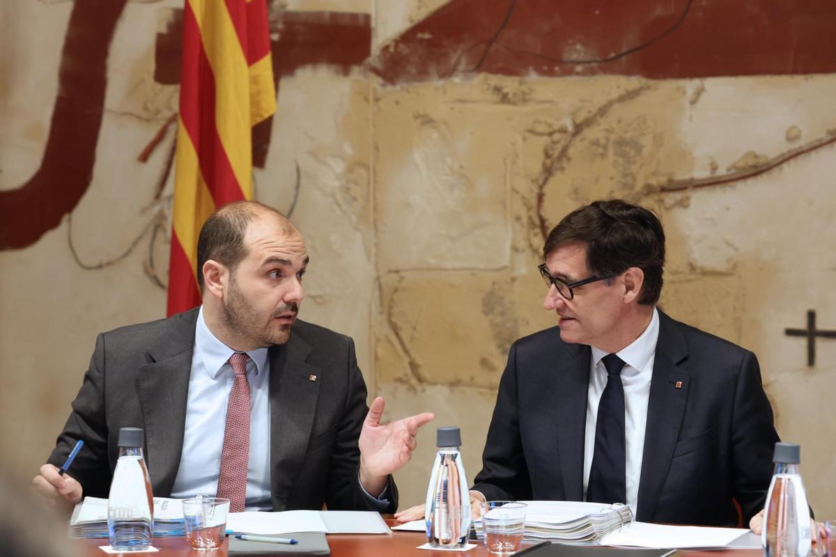 El president de la Generalitat, Salvador Illa, con el conseller de la Presidència, Albert Dalmau, este martes