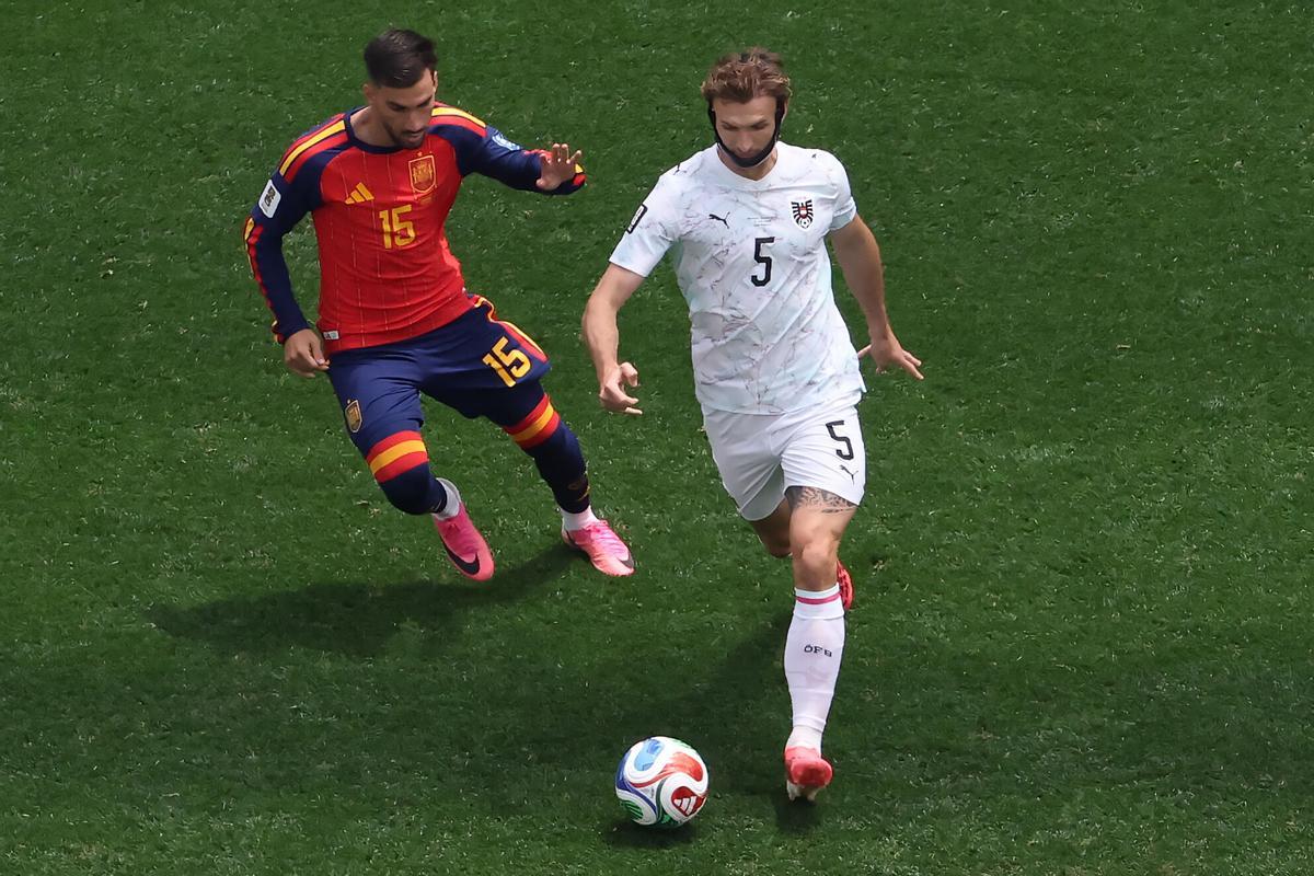 Álex Baena de España disputa el balón con Jordan Bos de Austria. Álex Baena de España disputa el balón con Jordan Bos de Austria.