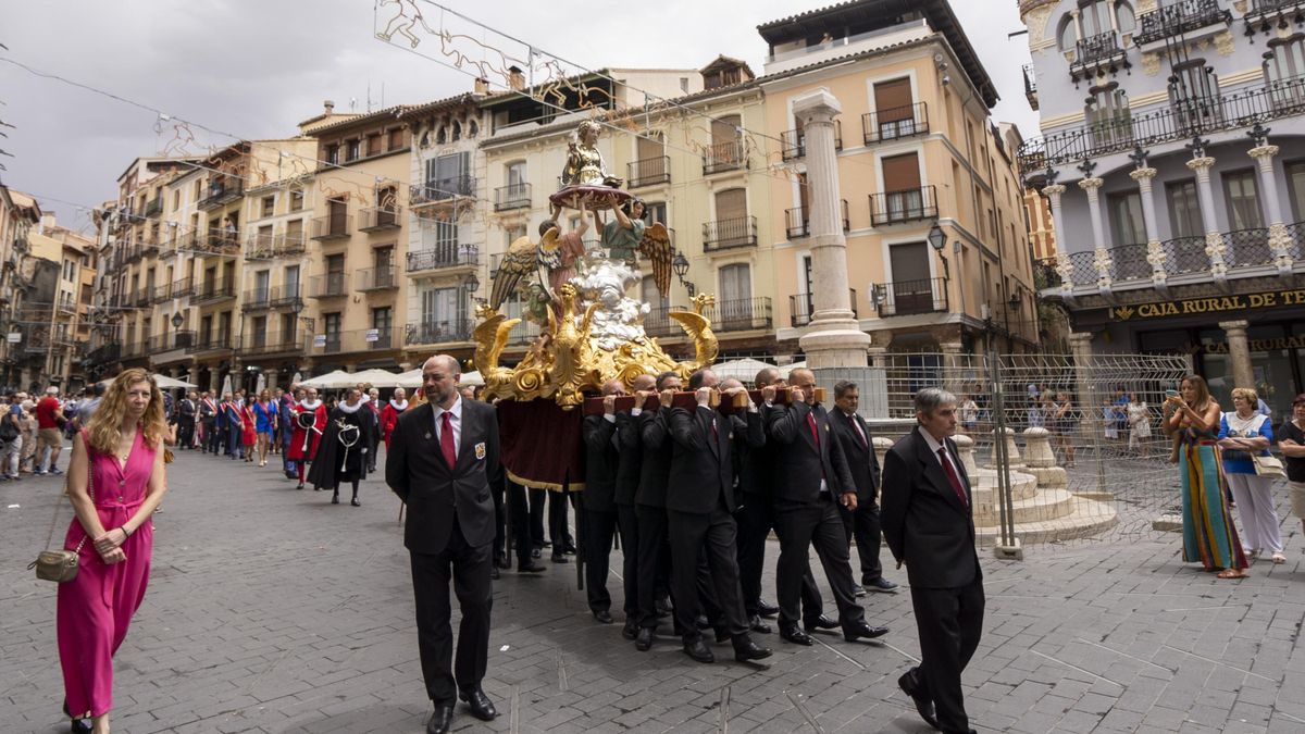 La procesión de Santa Emerenciana pasa por delante de la columna donde debería estar el torico.