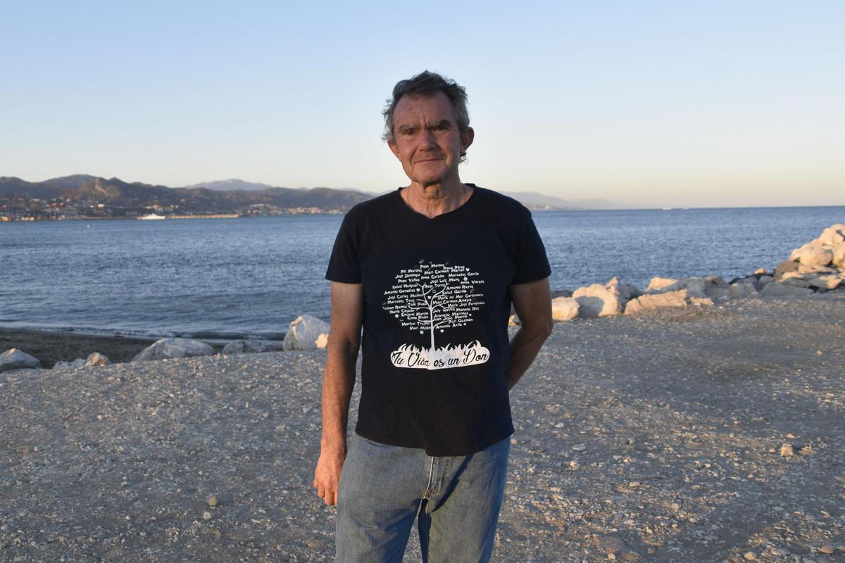 En la imagen, el biólogo José Luis Mons posa en una playa de Málaga