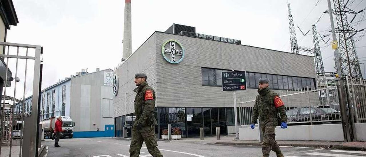 Efectivos militares, ante la planta farmacéutica de Bayer, en Lada, una de las actividades consideradas esenciales.