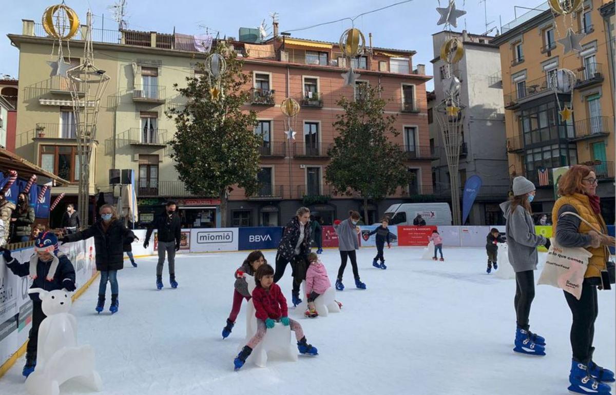 Imatge d’arxiu de la pista de gel a la plaça Major | AJUNTAMENT D’OLOT