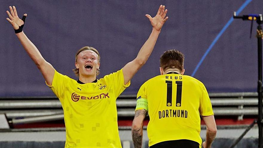 Haaland celebra su segundo gol junto a Reus. |  // EFE