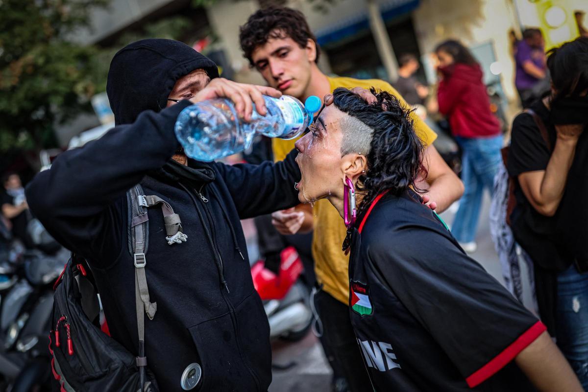 Una manifestant afectada per gas pebre