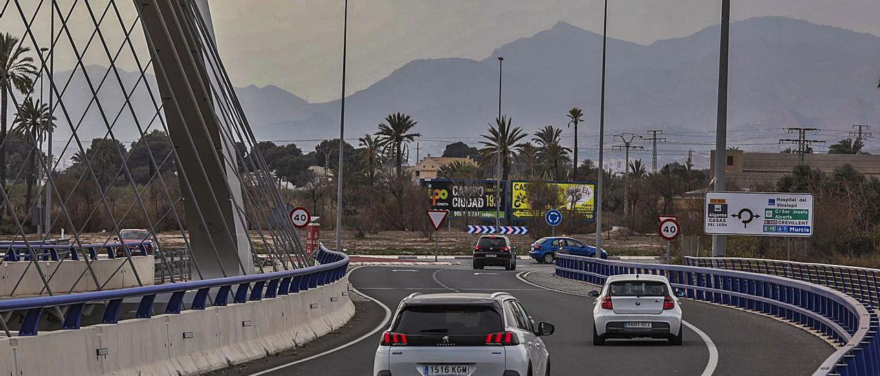 Arriba, punto donde acaba el actual tramo de la Ronda Sur. Abajo, otra imagen del vial. | ANTONIO AMORÓS