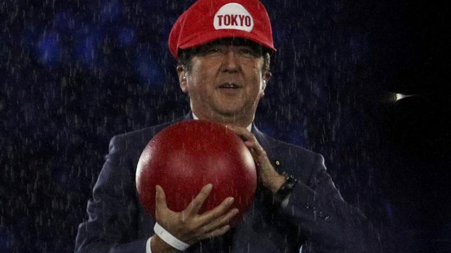 El primer ministro de Japón llega a Río con la ayuda de Mario Bros