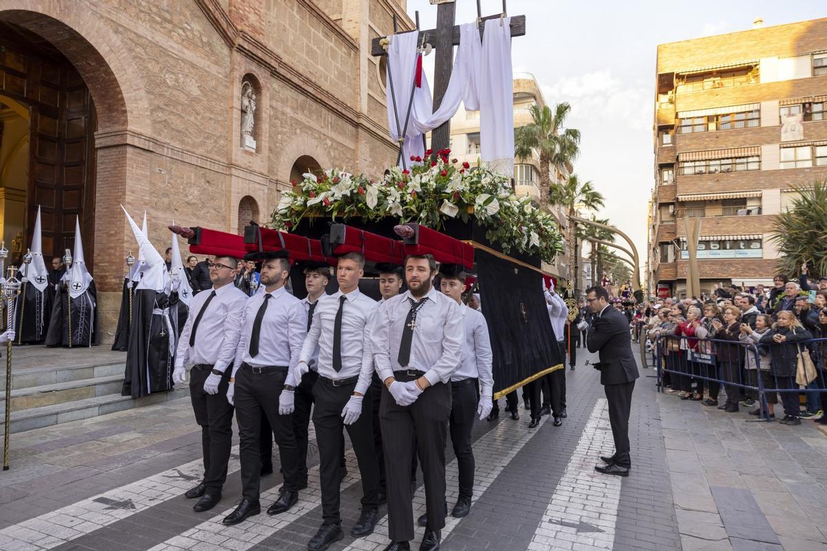 Las quince cofradías de la Semana Santa de Torrevieja recorrieron las calles en Viernes Santo Las quince cofradías de la Semana Santa de Torrevieja recorrieron las calles en Viernes Santo