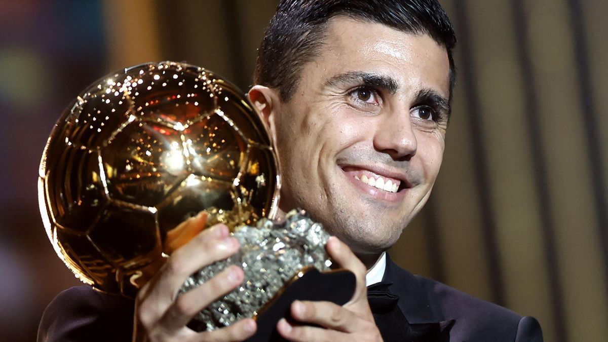 El centrocampista del Manchester City y de la selección española Rodrigo Hernández posa con el Balón de Oro 2024.