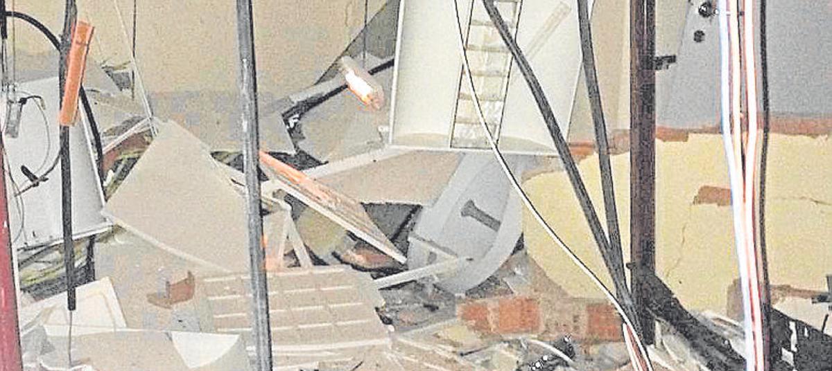 La sucursal de Domeño quedó totalmente destrozada.  levante-emv