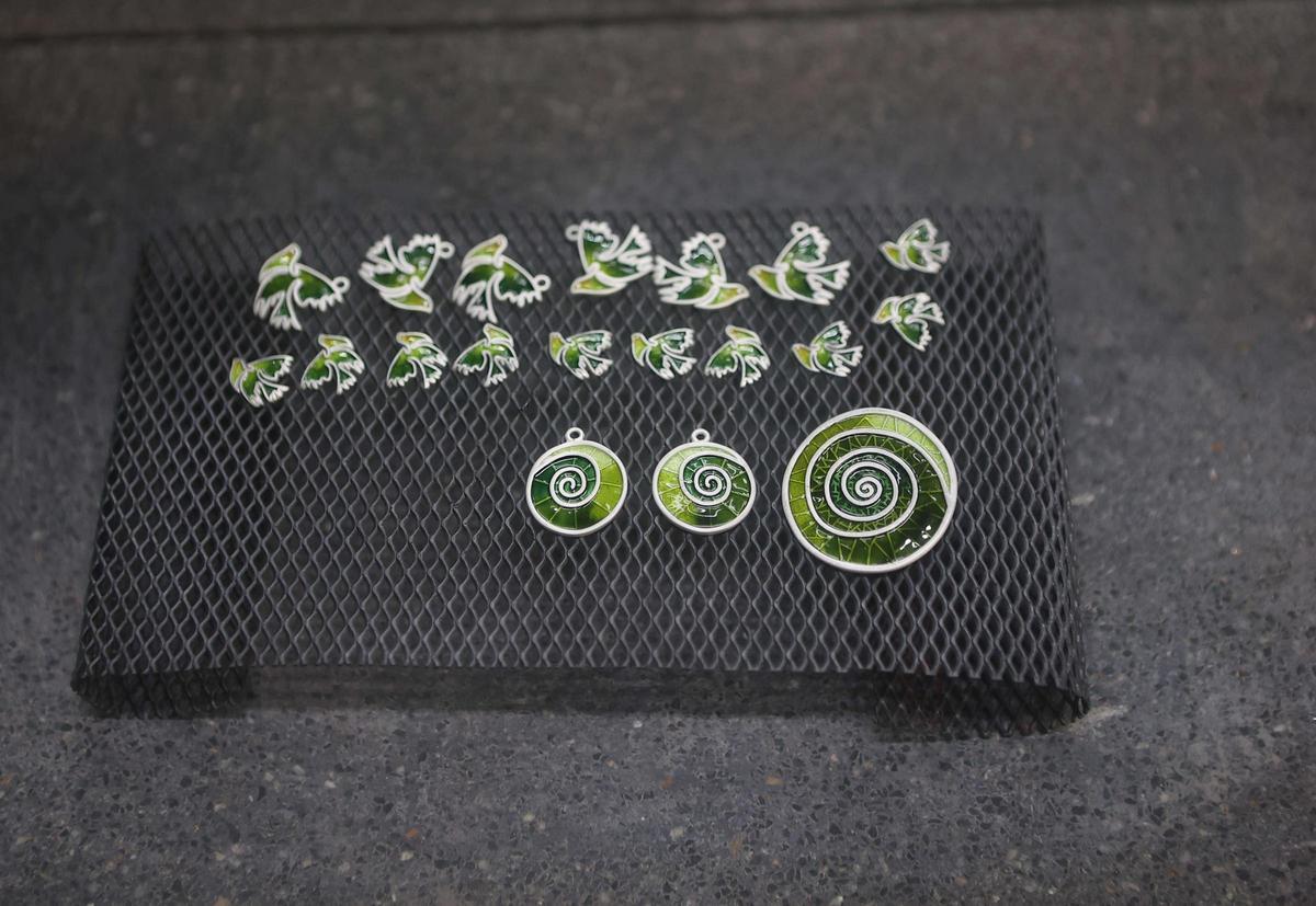 Joyas recién salidas del horno en el taller de Ardentia en Bergondo.