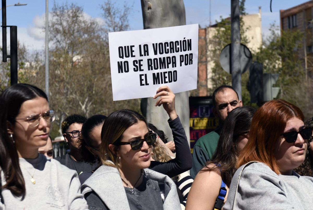 Un momento de la concentración, a las puertas de la Consejería de Política Social, que realizaron los educadores sociales este viernes día 14.