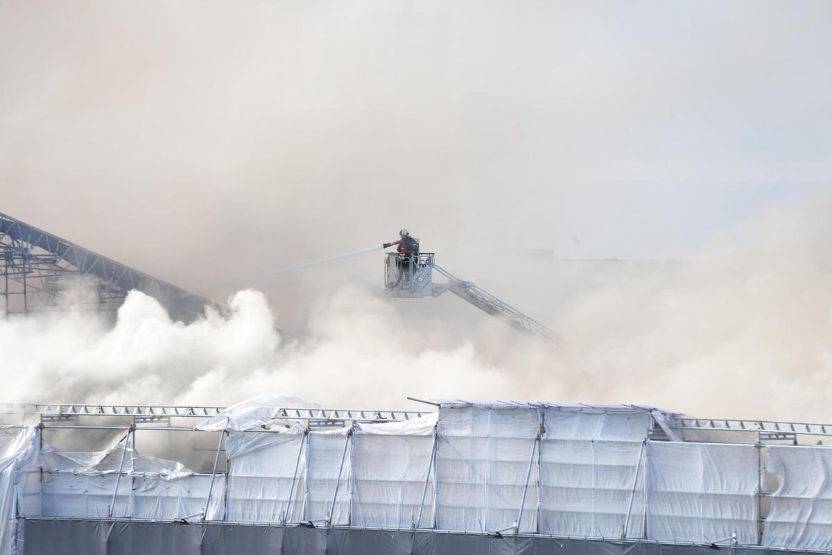 El fuego devora el edificio de la Bolsa de Copenhague