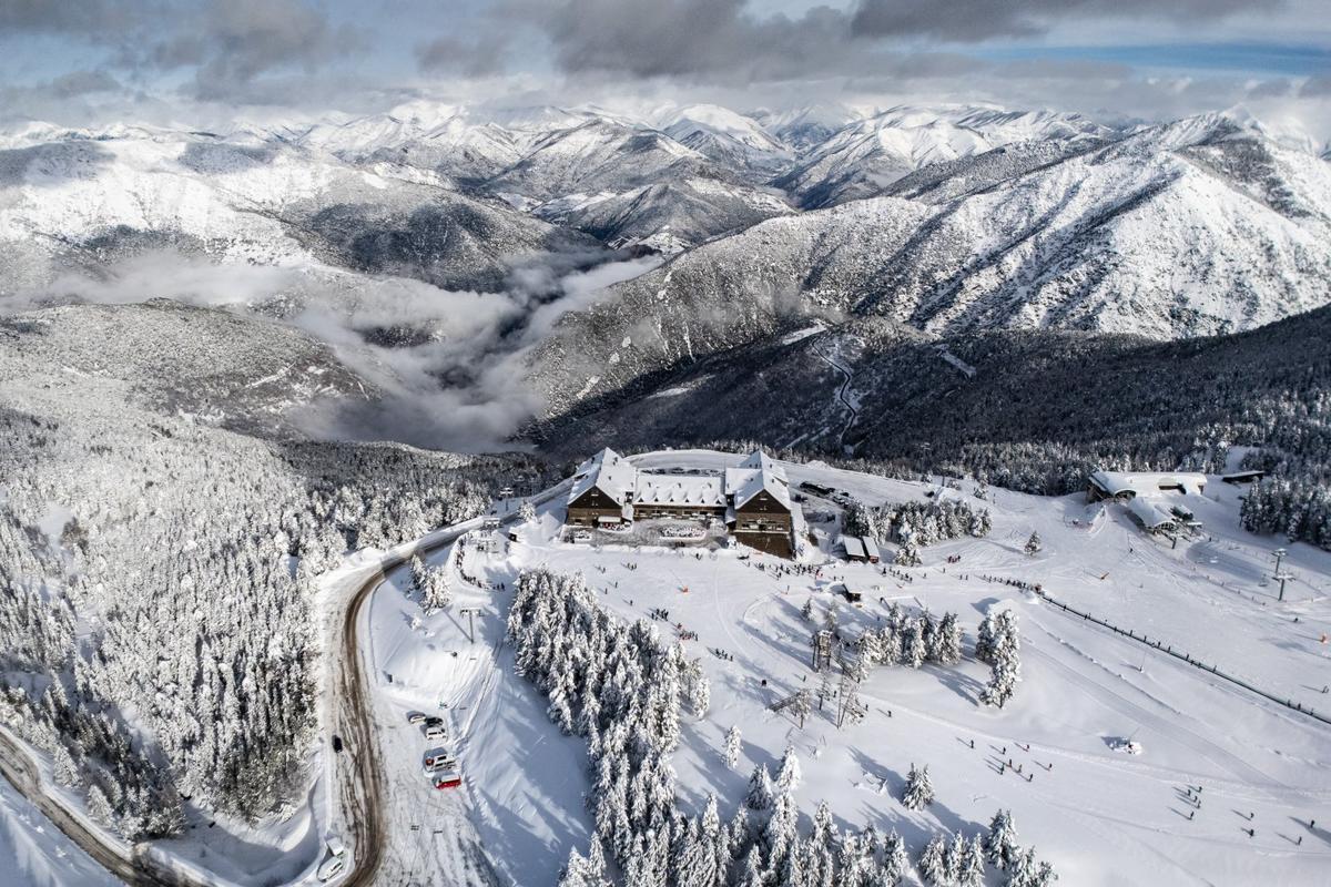 Panoràmica, a vista de dron, de l'estació de Port Ainé, amb l'hotel de la cota 2.000 al fons
