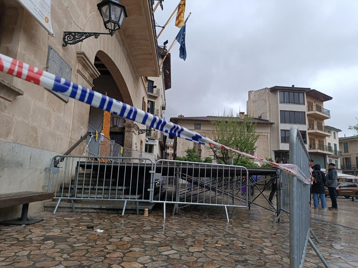La Policía Local ha acordonado parte del edificio consistorial.