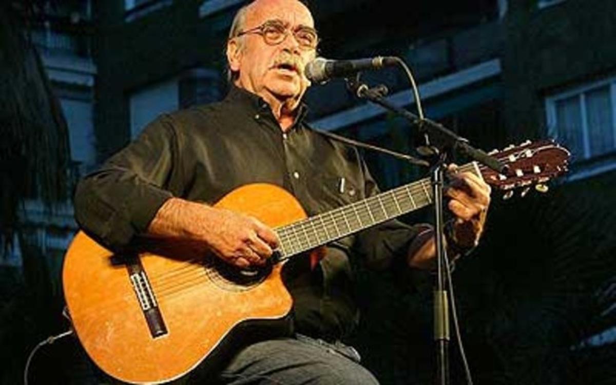 José Antonio Labordeta, en un recital que dio en Barcelona en el año 2004.