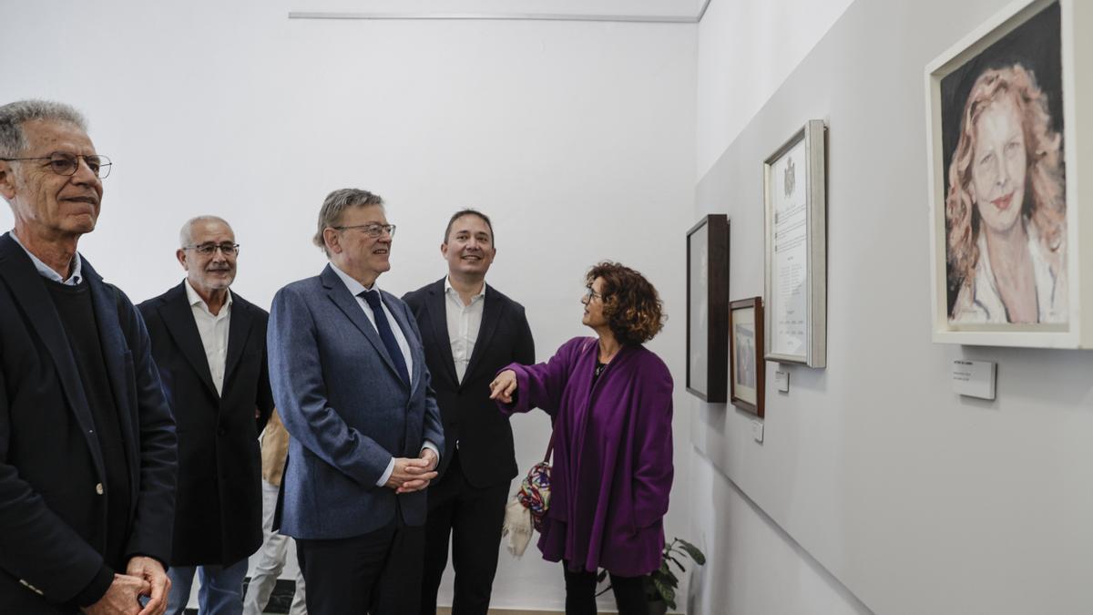 El president Puig visita el legado de la familia de Carmen Alborch al Ayuntamiento de Castelló de Rugat