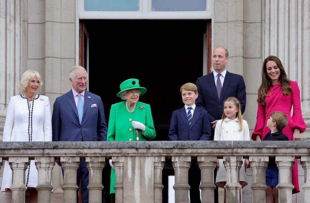 Isabel II, junto a su familia en el balcón del palacio Buckingham.