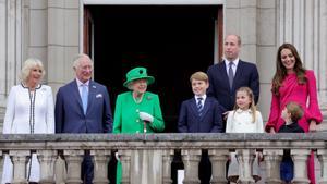 Isabel II, junto a su familia en el balcón del palacio Buckingham.