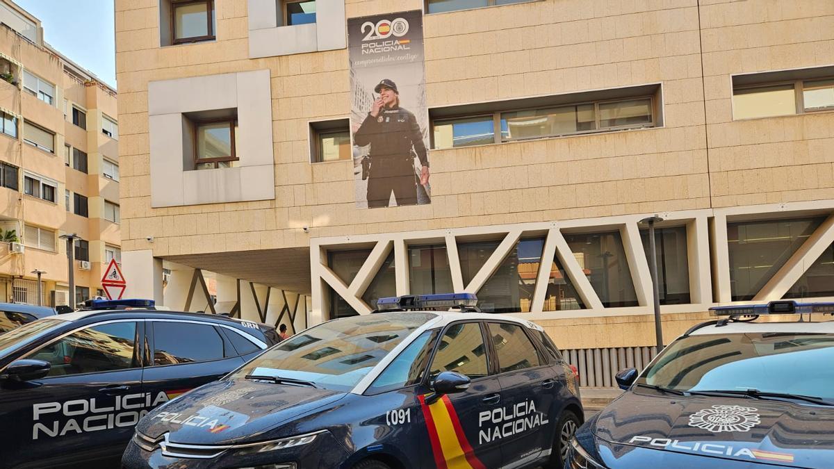 Vehículos policiales en la Comisaría Provincial de Alicante.