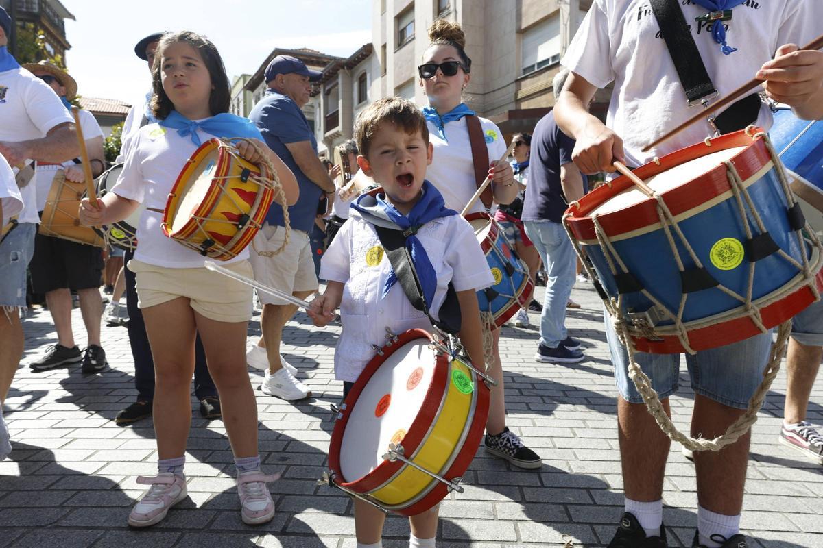 Marea humana en El Carmín de la Pola: el desfile sube a La Sobatiella bajo un sol de justicia y entonando el Asturias Patria Querida