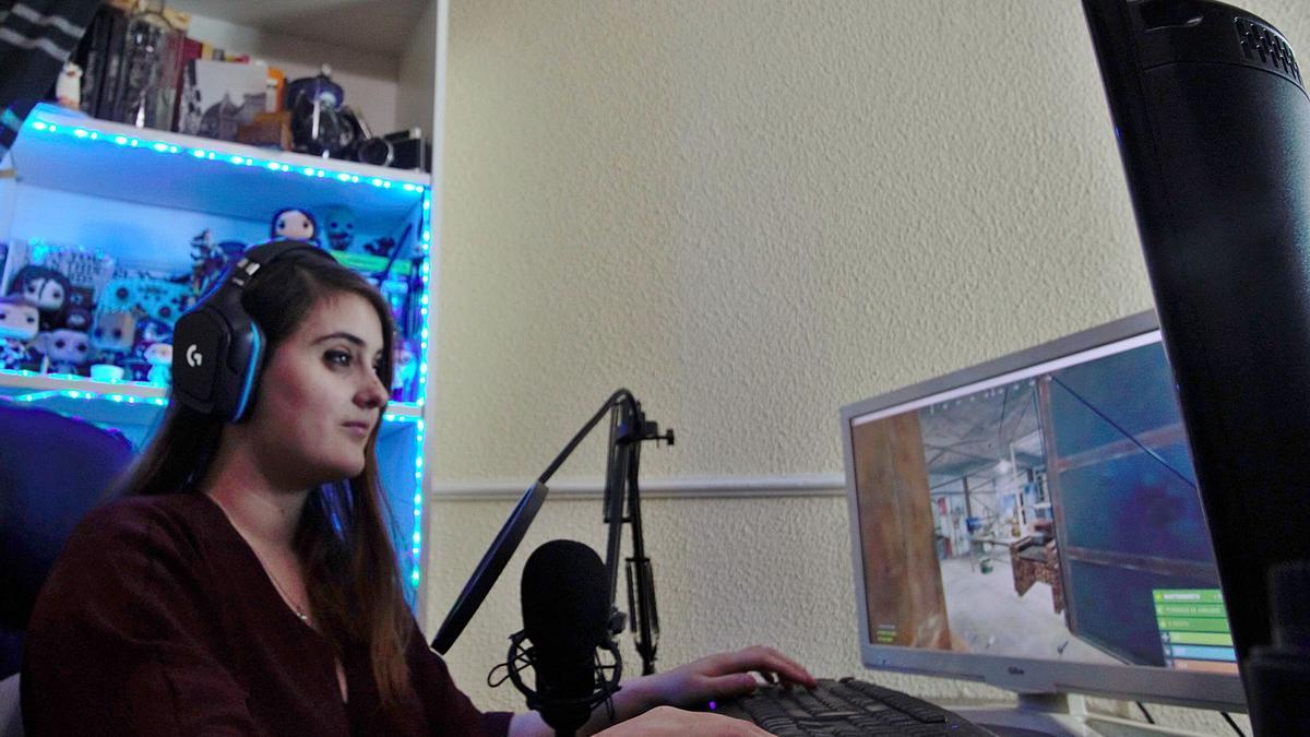 Jennifer Torre, de la canal  CaoticJenn, nun directu en Twitch.