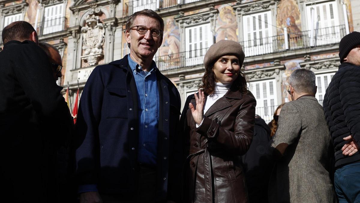 El líder del PP, Alberto Núñez Feijóo, con la presidenta de la Comunidad de Madrid, Isabel Díaz Ayuso, paseando por Madrid