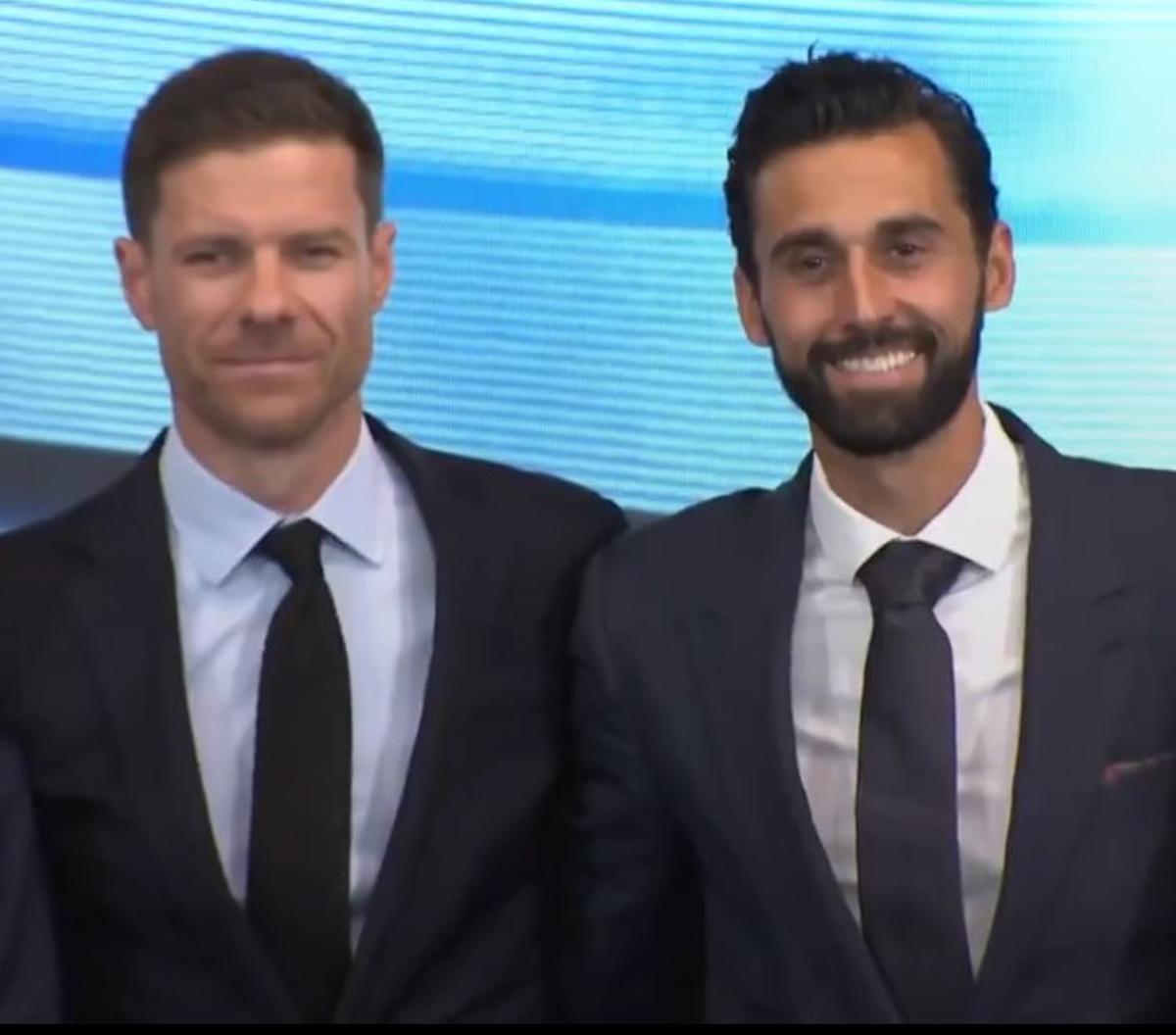Xabi Alonso y Álvaro Arbeloa, durante la presentación del técnico vasco como entrenador del Real Madrid.