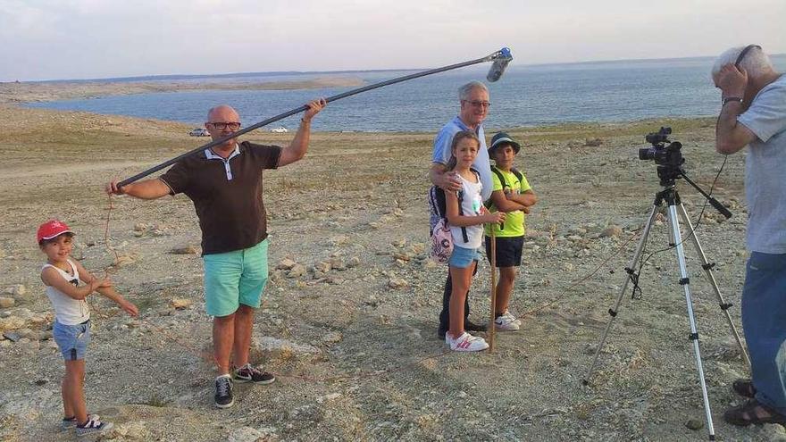 Jesús Villar, a la derecha, durante el rodaje a la vera del embalse de Almendra, a escasos metros de Argusino.