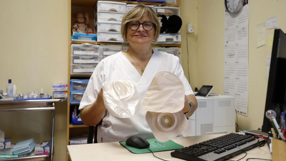 La enfermera estomaterapeuta del CHOP Flor Abilleira muestra varias bolsas de ostomía.