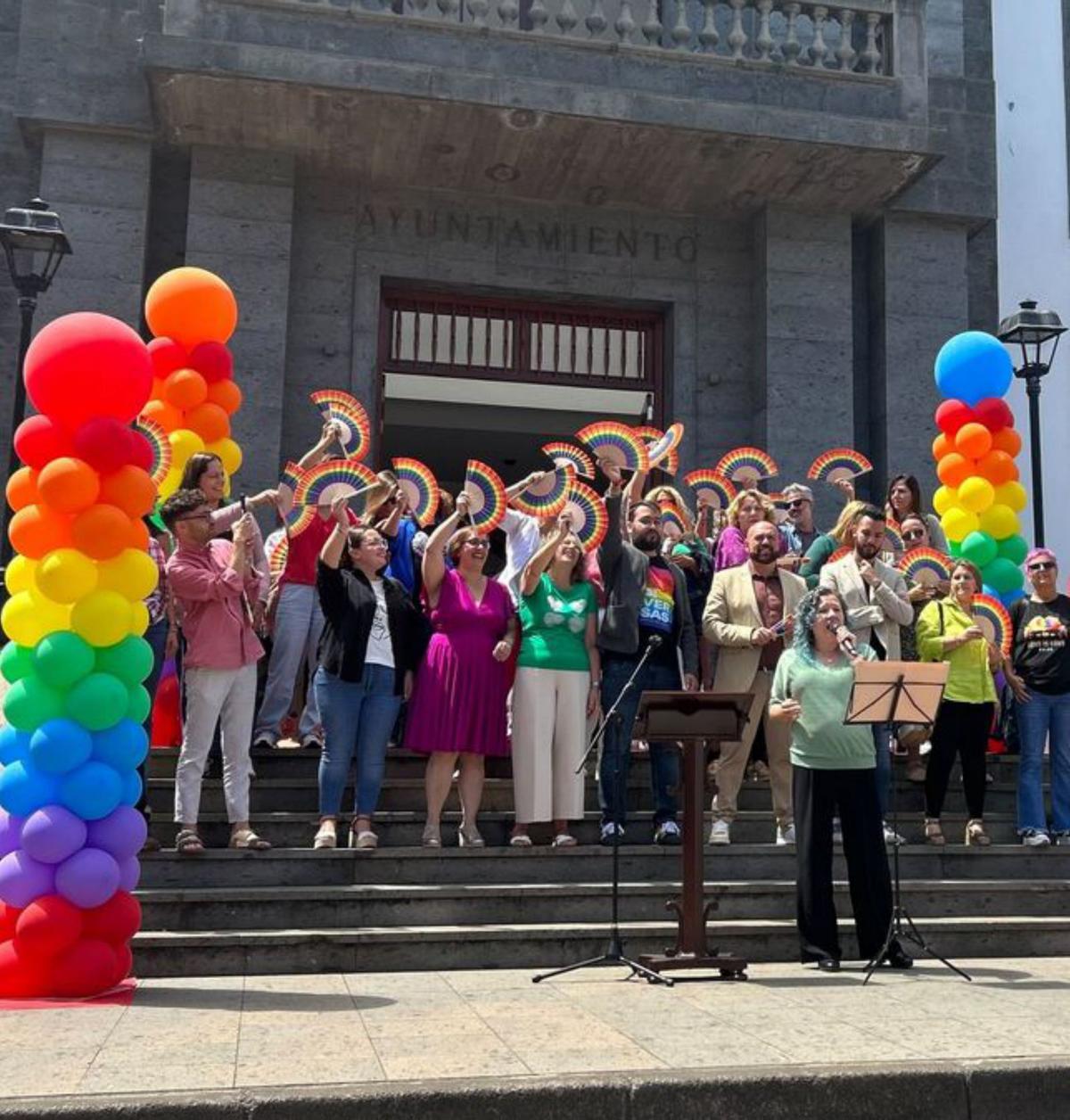 Tenerife iza los colores de la diversidad sexual 