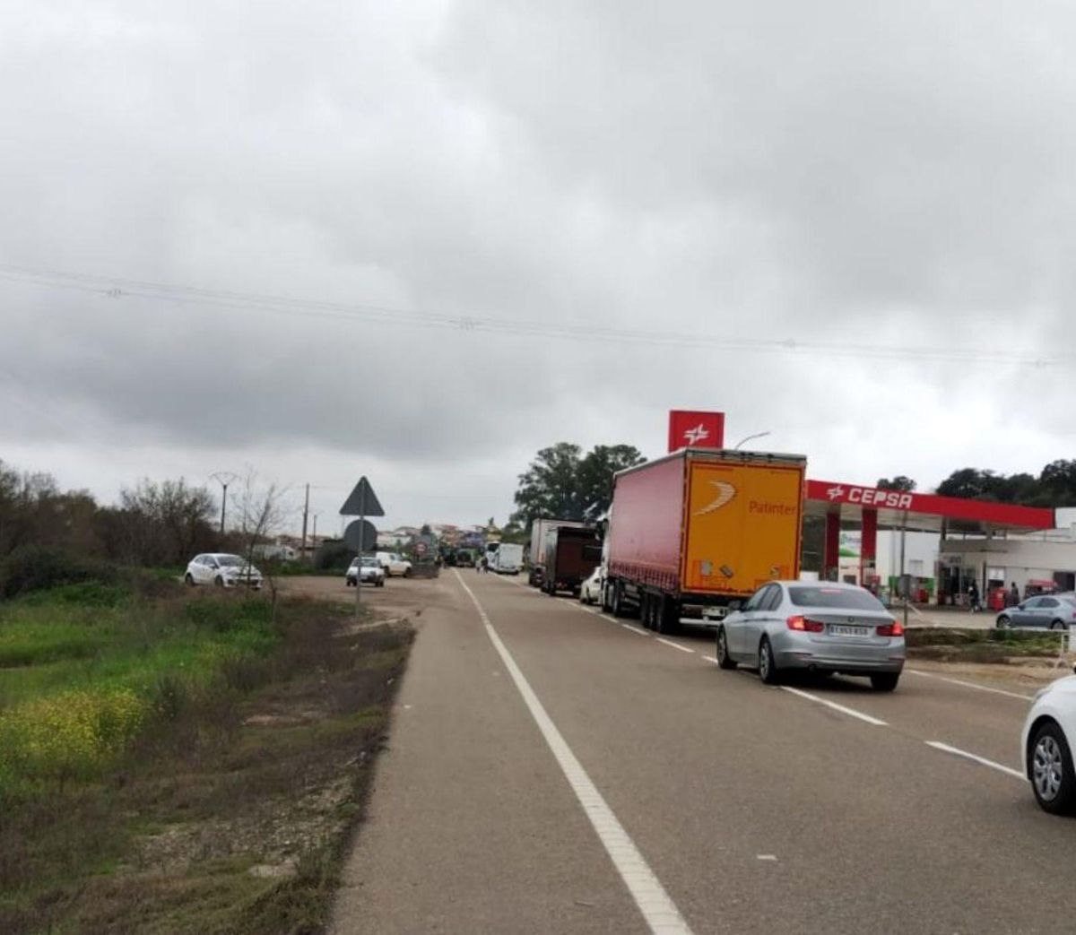 Vehículos en la  N-523 esperando a pasar. | ALEJANDRO  MOSTAZO