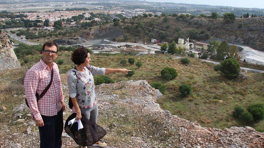 Maricruz Torres, de Ciriana, y Manuel Marín, de Arcusves, hace unos días en la Sierra de Churriana, con la planta asfáltica al fondo.