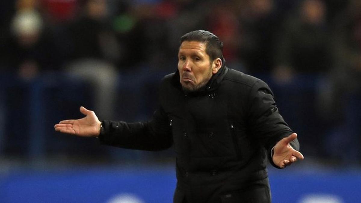 Simeone gesticula al árbitro al finalizar la primera parte en el Calderón.